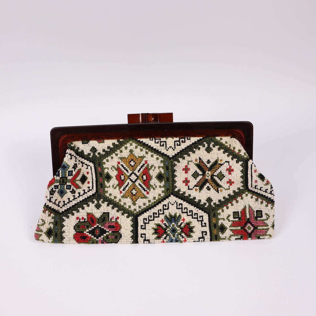 KUVERTVÄSKA, broderad textil med ram av lucite, 1960-tal.