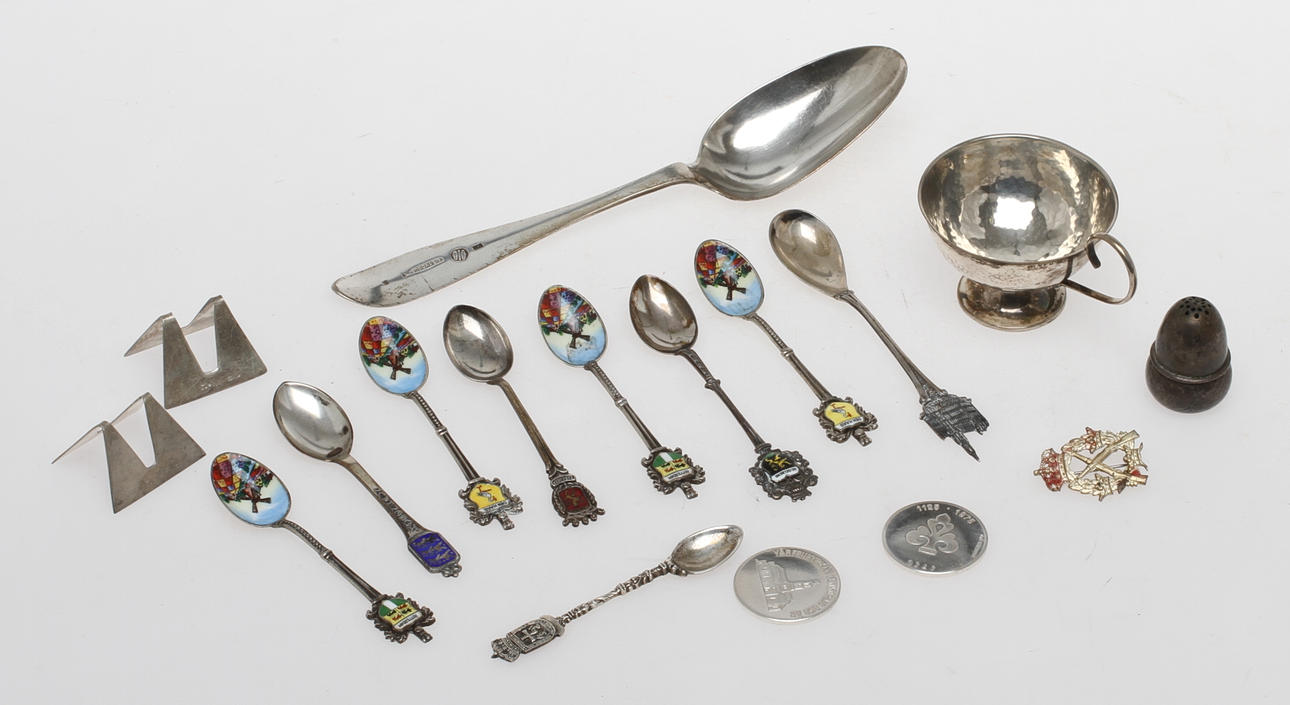 PARTI DIVERSE SILVER, bland annat souvenirskedar, punschmugg, sked Lorentz Lindegren, 1700-1900-tal. Totalvikt 252 gram.