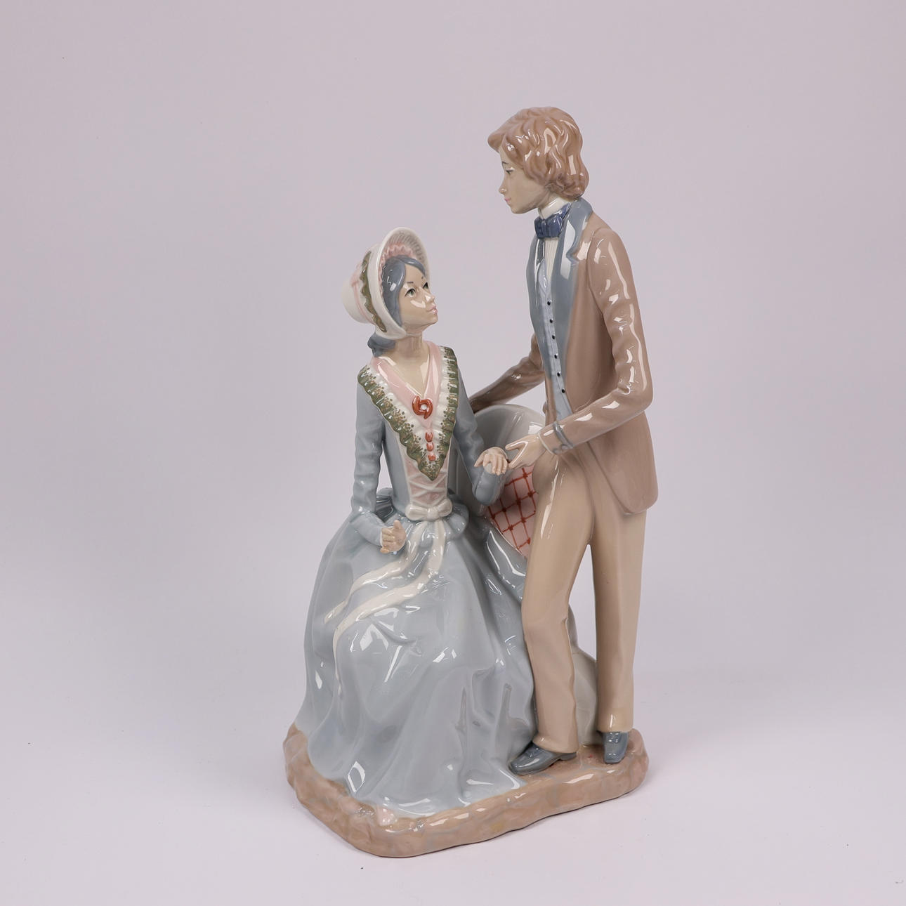 FIGURIN, Casades, Spanien, romantiskt par i porslin.