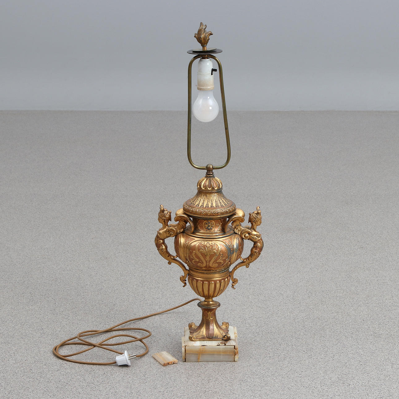 BORDLAMPA. Bronserad gjutmetall med stenbeklädd fot. 1900-talets första hälft.