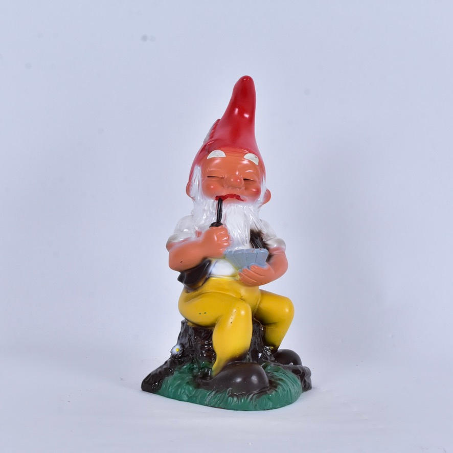 TOMTE, bemålad konstmassa.