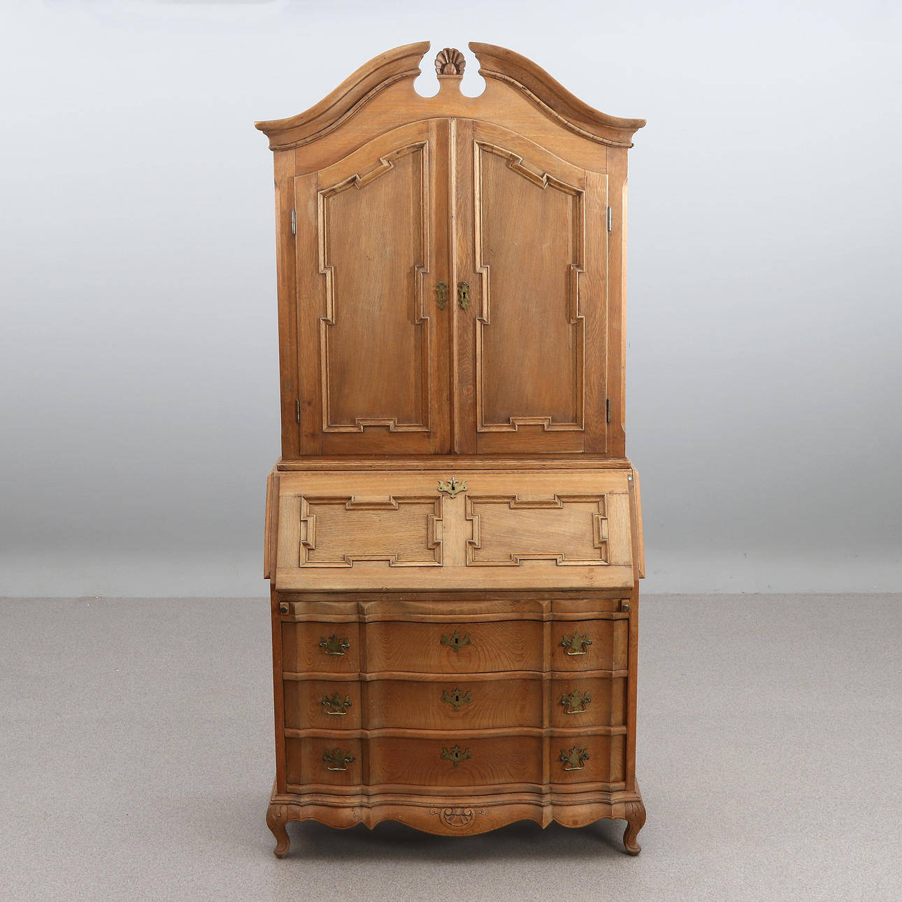 SNEDKLAFFSEKRETÄR MED OVANSKÅP. Ek. Barockstil, 1900-tal.