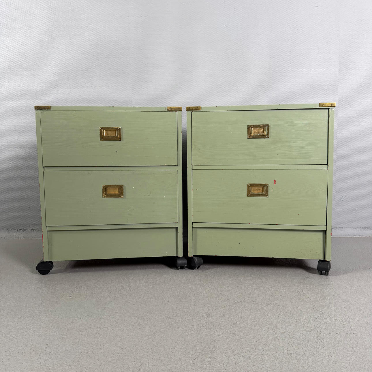SÄNGBORD, 1 par, 1900-tal, engelsk stil, s ka campaign furniture, bemålade.