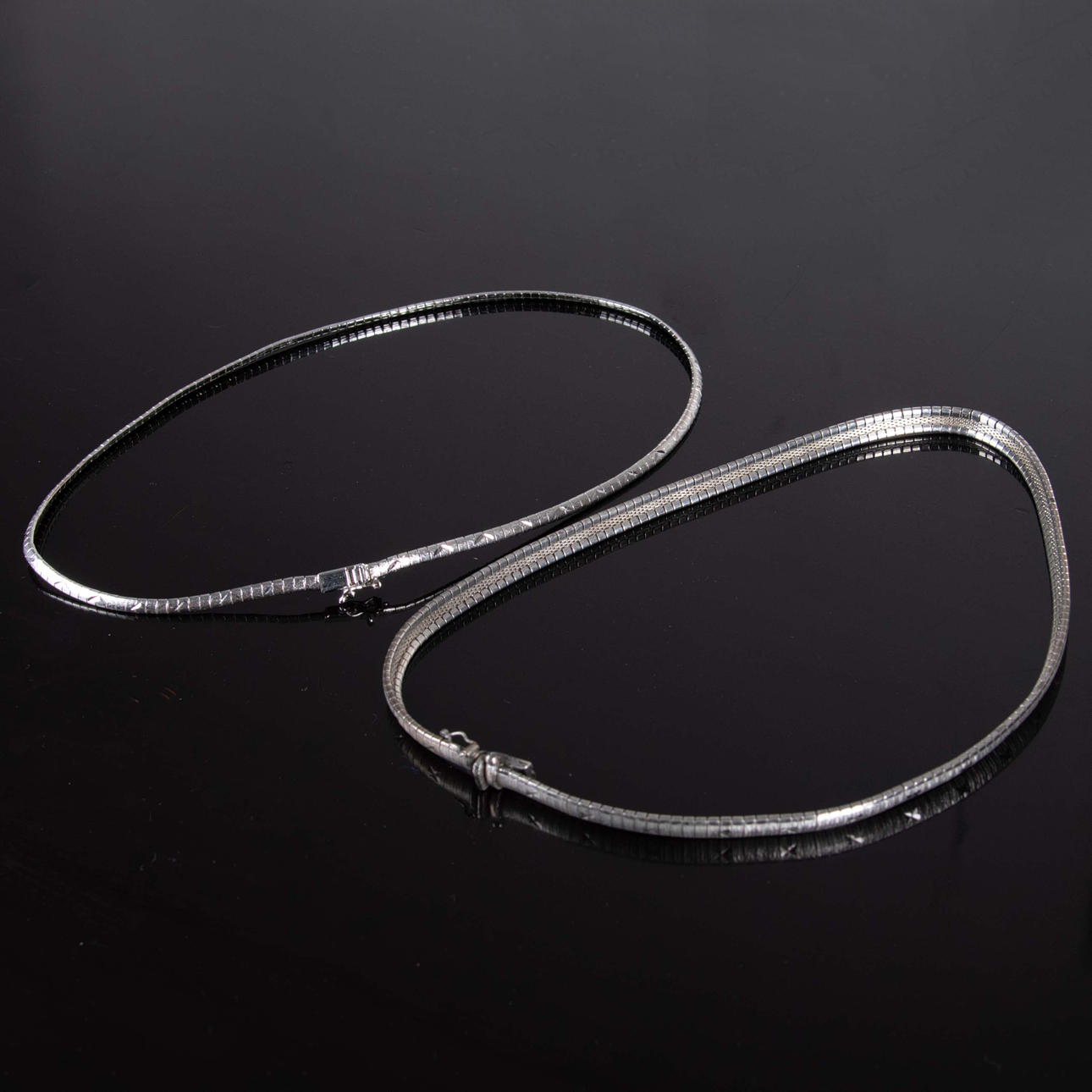 COLLIER SILVER. 2 stycken, halvstela.
