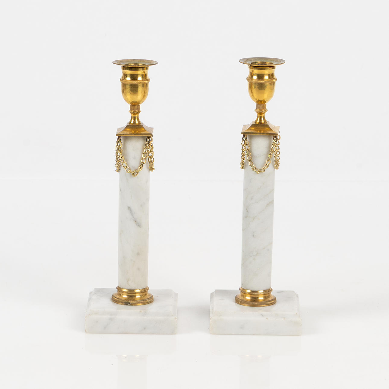LJUSSTAKAR, 1 par, sengustaviansk stil, omkring år 1900, stommar i marmor med ljuspipor i mässing.