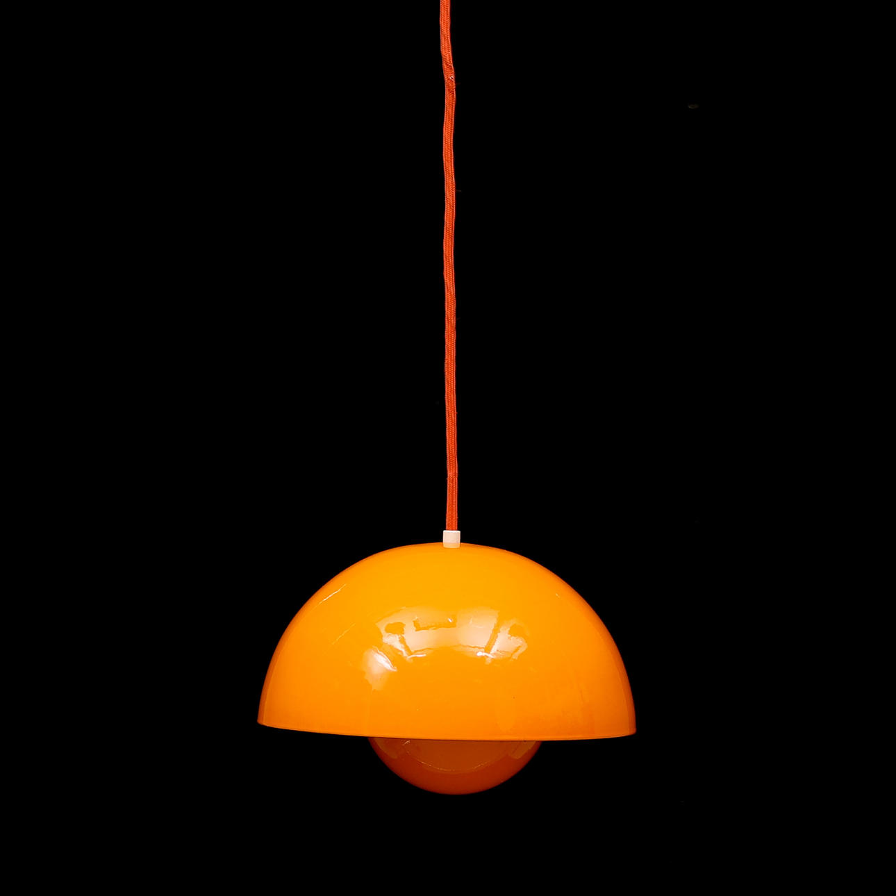 VERNER PANTON. FÖNSTERLAMPA. "Flowerpot" , orange emaljfärg. Danmark.
