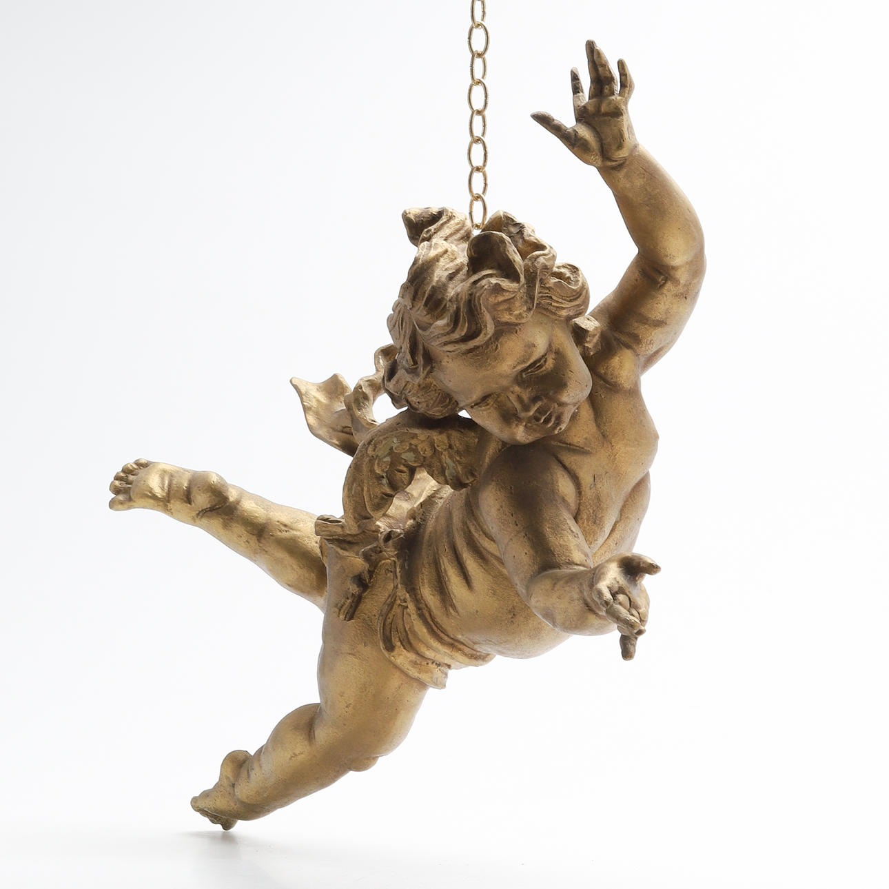 PUTTO, konstmassa, bronserad. Enligt uppgift hängt på NK i Malmö, 1900-talets andra hälft.