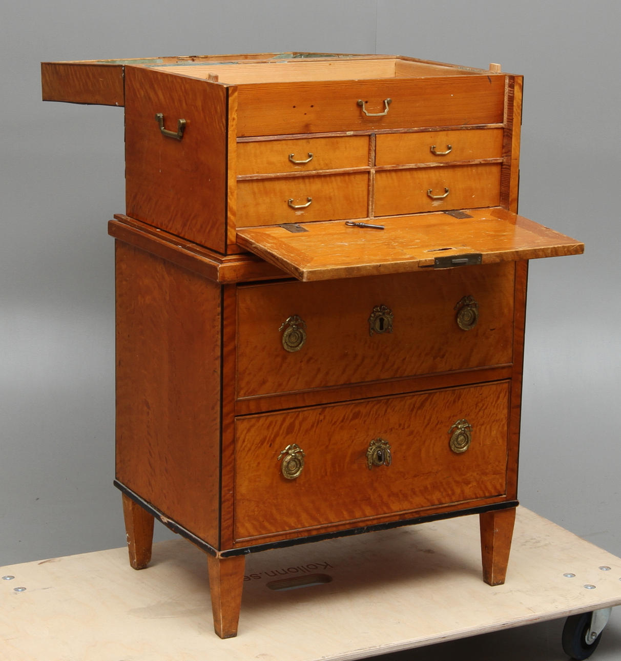 BYRÅ, med schatullöverdel, 2 delar, omkring 1800-tal.