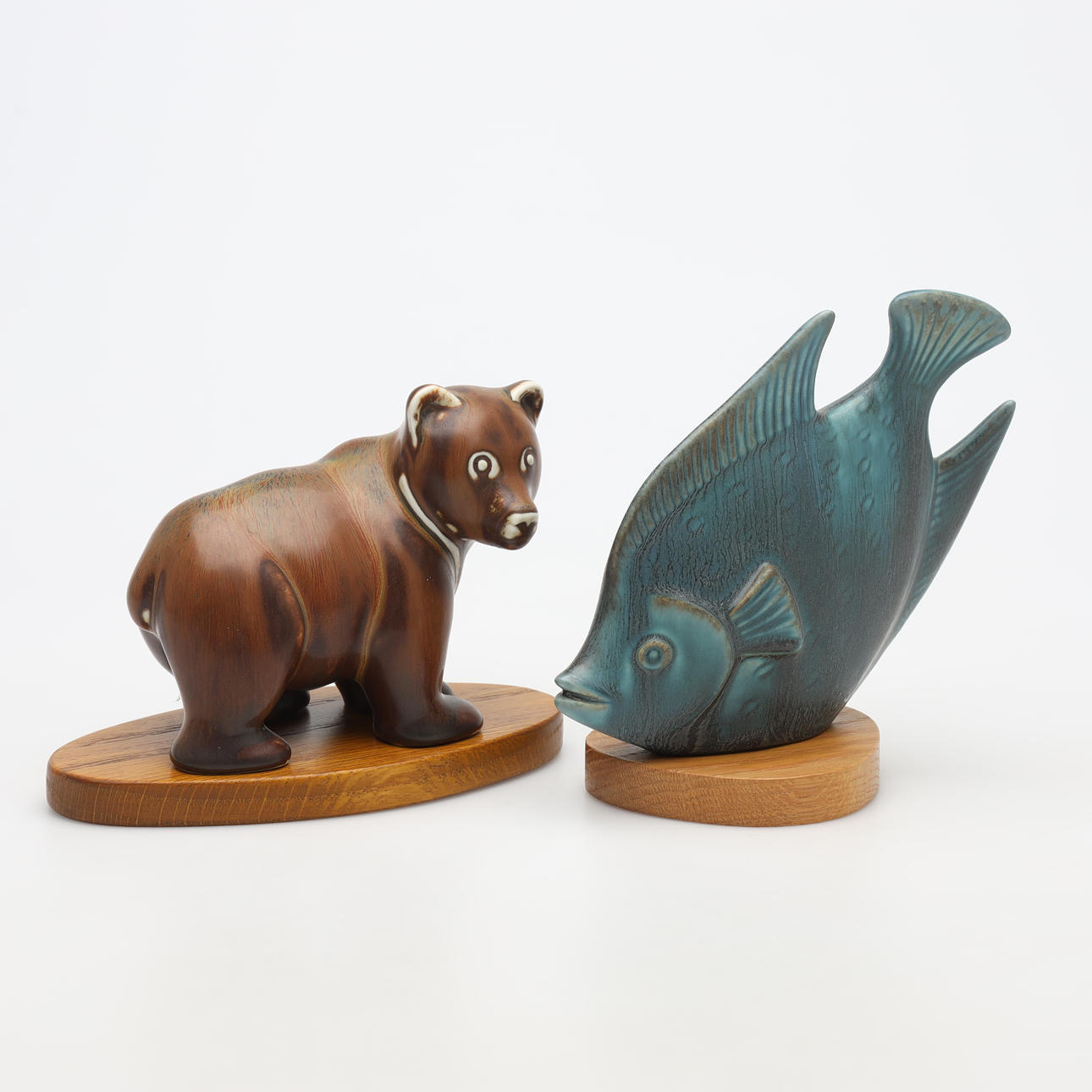 GUNNAR NYLUND. FIGURINER, 2 stycken, stengods, björn samt fisk, Rörstrand.