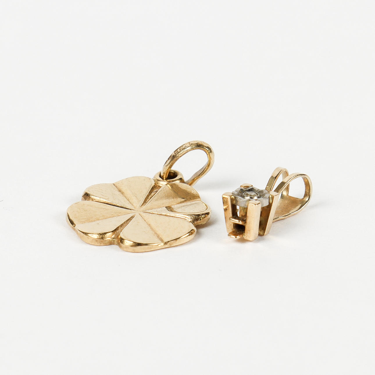 HÄNGEN 2 stycken 18k guld.