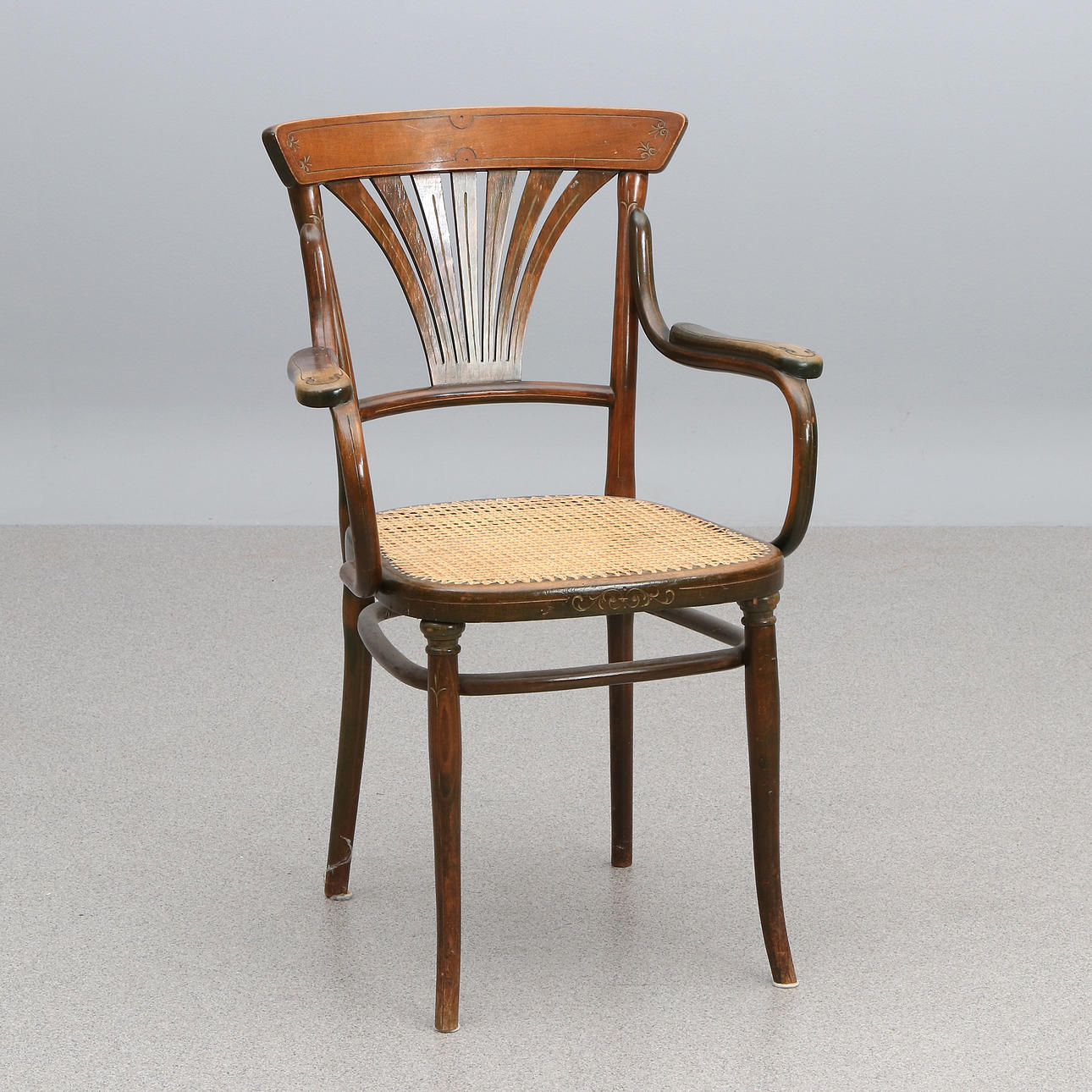 THONET, KARMSTOL. Böjträ med rottingsits. Jugend, tidigt 1900-tal.