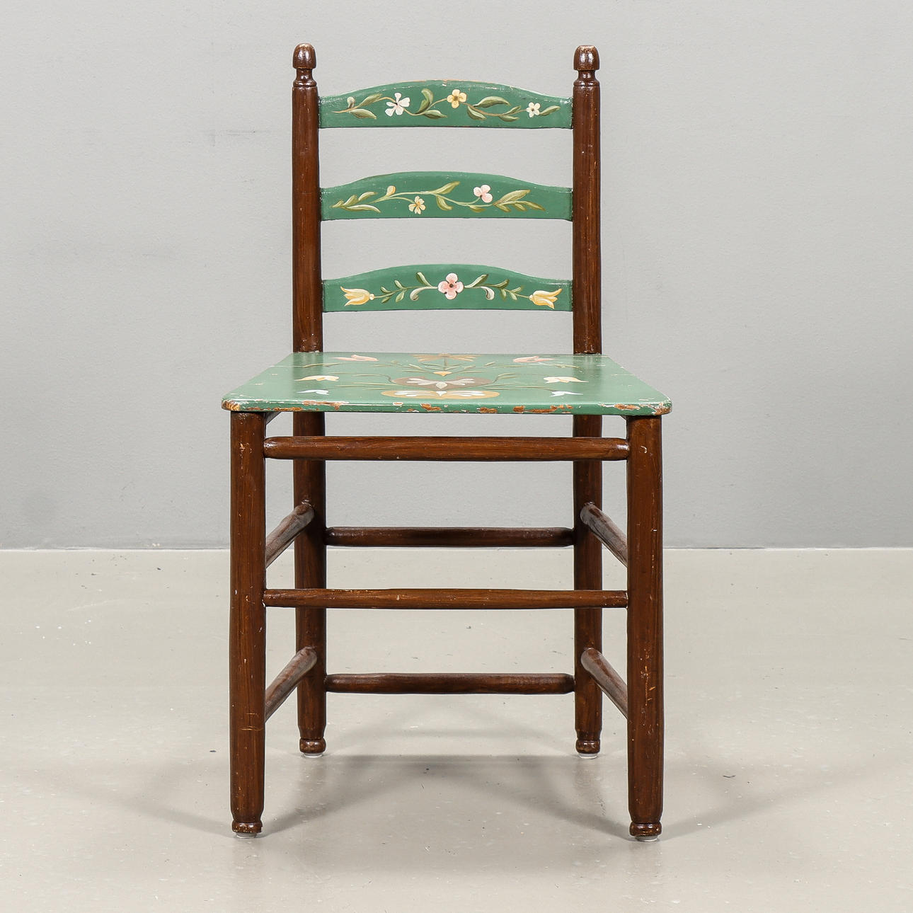 STOL Allmoge, Bemålad med blommor, 1800-tal.