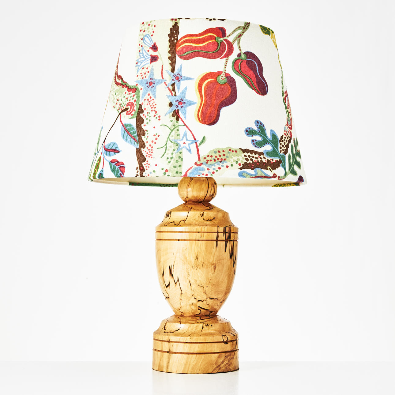 BORDSLAMPA, fot av björk, skärm klädd med Josef Franks textil Vegetable tree.