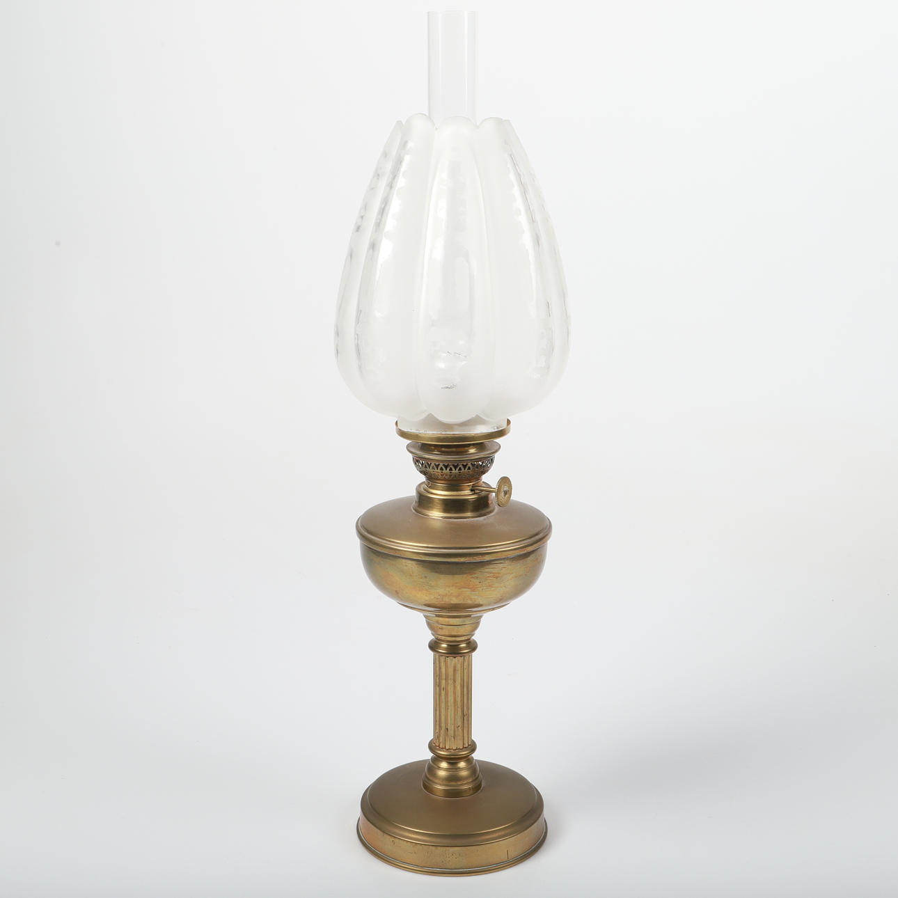 BORDSFOTOGENLAMPA, vallonmässing med glaskupa.