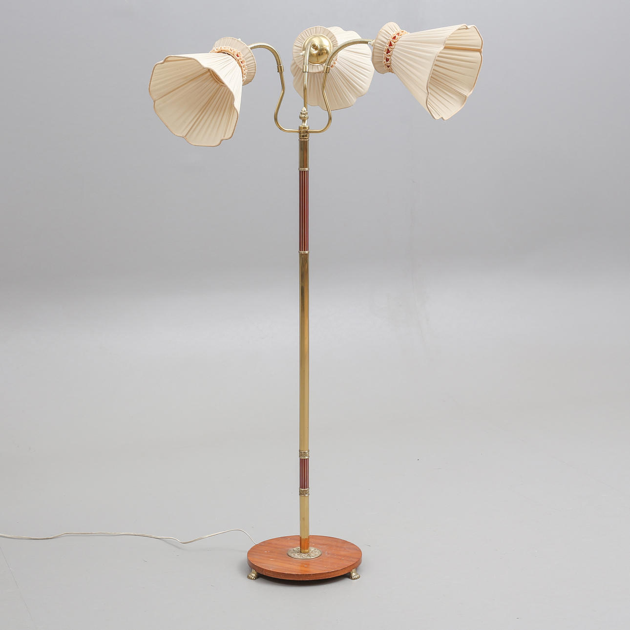 GOLVLAMPA, trä/mässing, Elektrofabriks Aktiebolag, Eskilstuna, 1900-talets mitt.