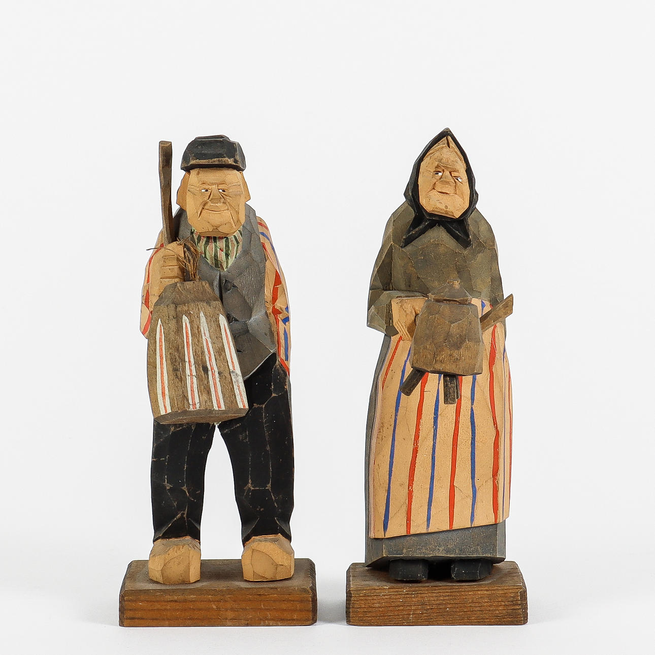TRÄFIGURER 2 stycken, signerade 1944.