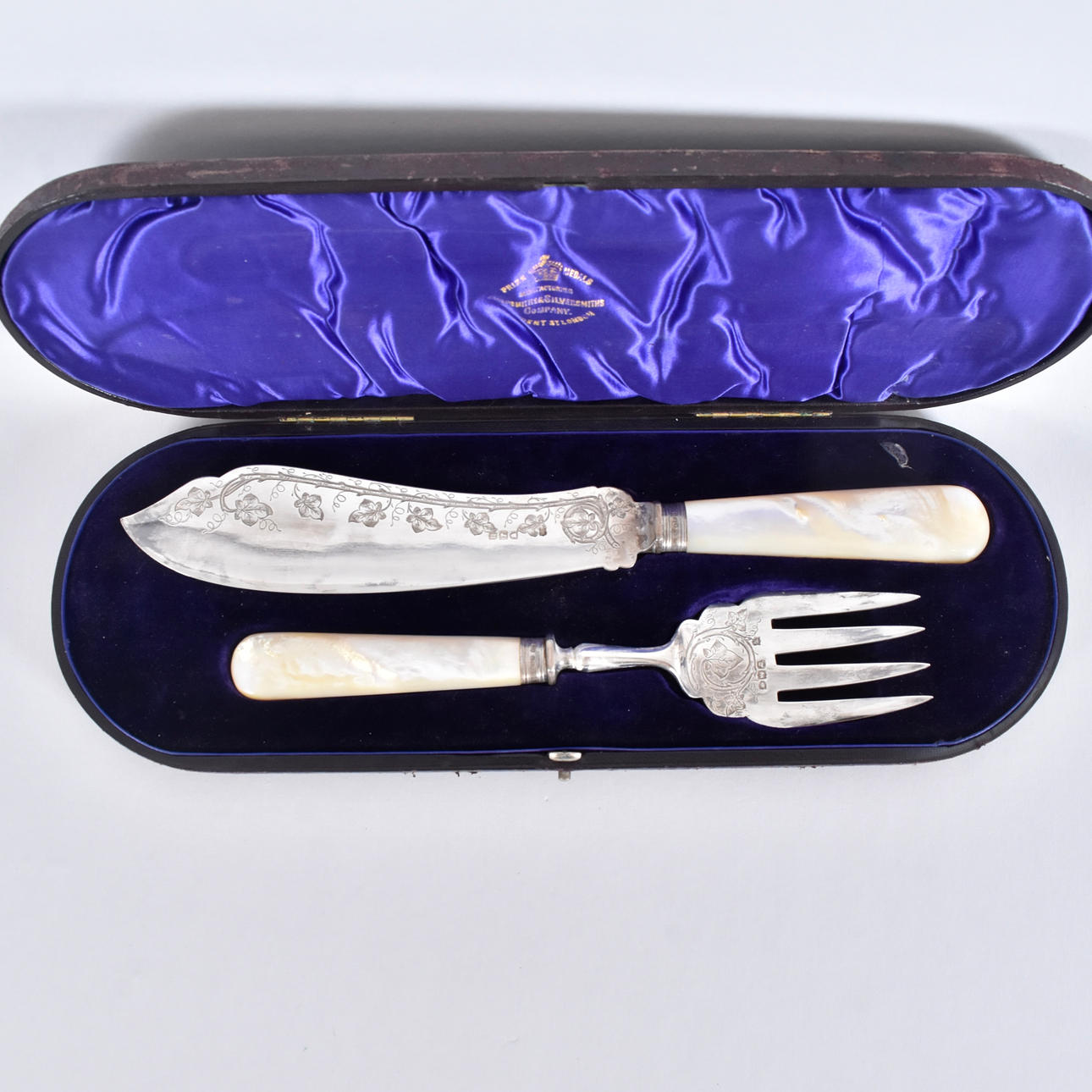 SERVERINGSBESTICK, 1 par, sterlingsilver och pärlemor, Victorianska.