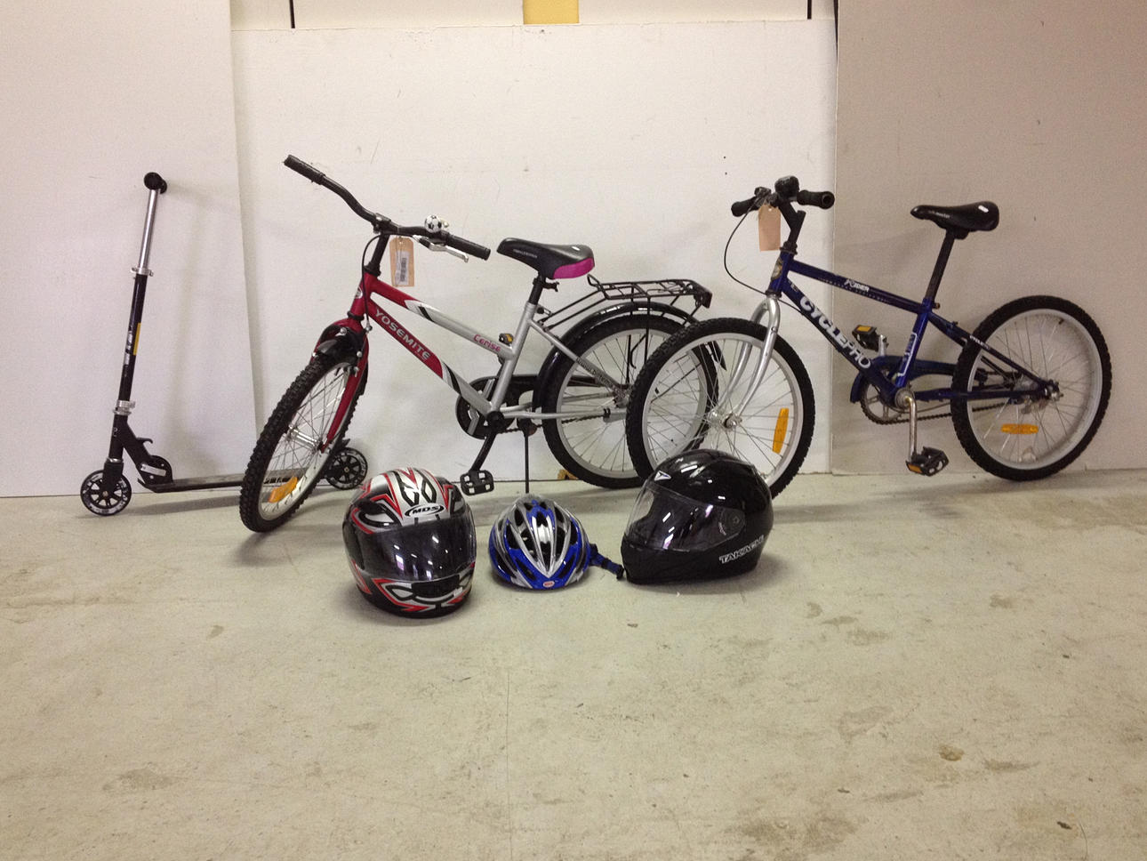 BARNCYKLAR, KICKBIKE OCH HJÄLMAR.