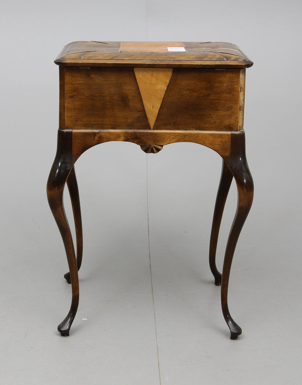 SYSKRIN PÅ BEN, rokokostil, 1900-talets första kvartal.