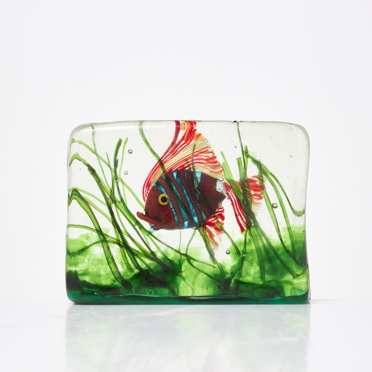 GLASBLOCK, 1900-tal, med fisk och alger, sannolikt Murano, Italien.