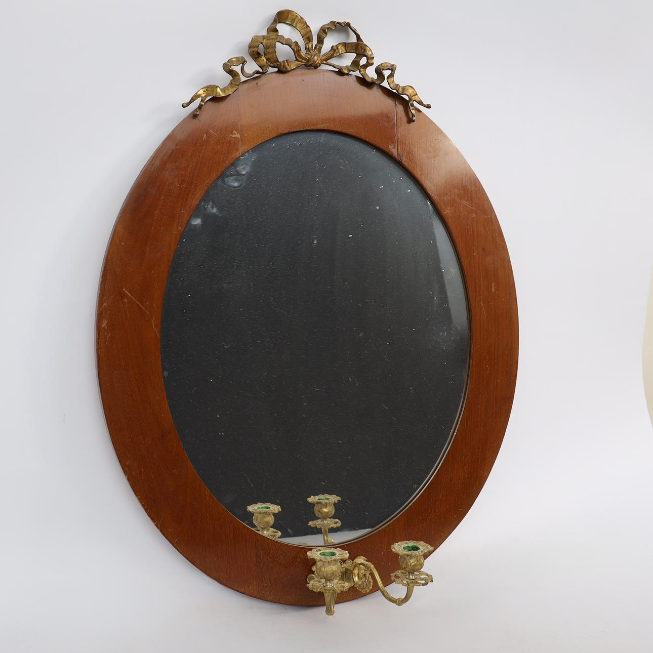 SPEGELLAMPETT, 1800-1900-tal, fanerat med mahogny, krön och fäste för ljusarm i mässing.