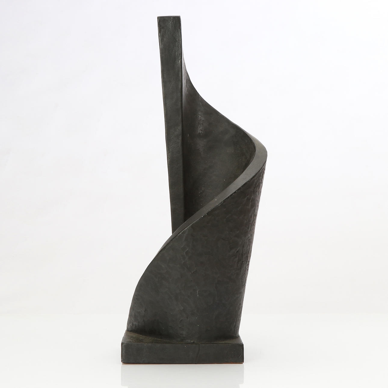 RUDOLF NILSSON. SKULPTUR. Glaserat stengods. "Modell". Signerad.