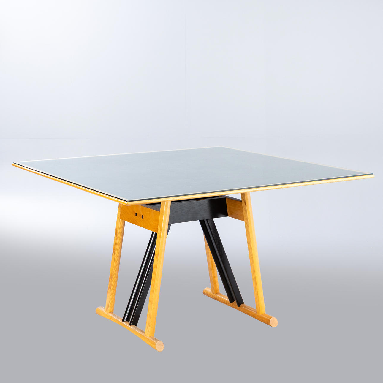 CASSINA. Bord / matbord, 1980-tal.