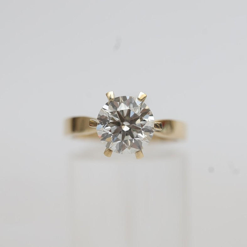 RING, 14k med infattad slipad diamant på 2,45ct.