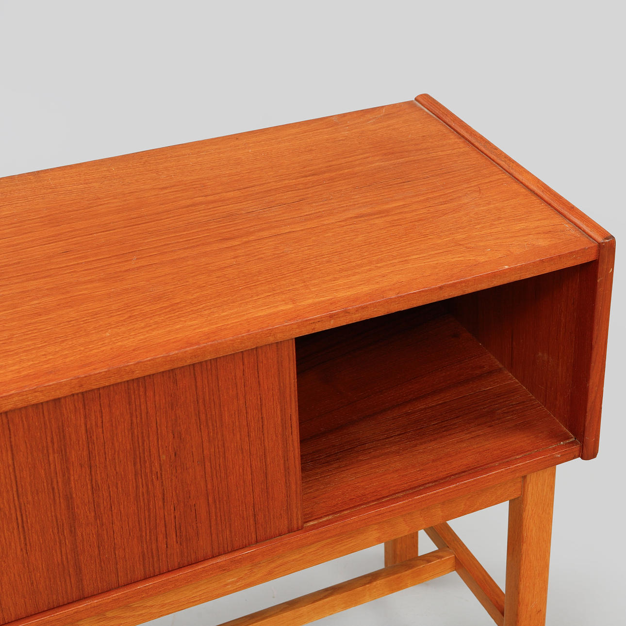 HALLBYRÅ, 1960-tal. Möbler - Byråar - Auctionet
