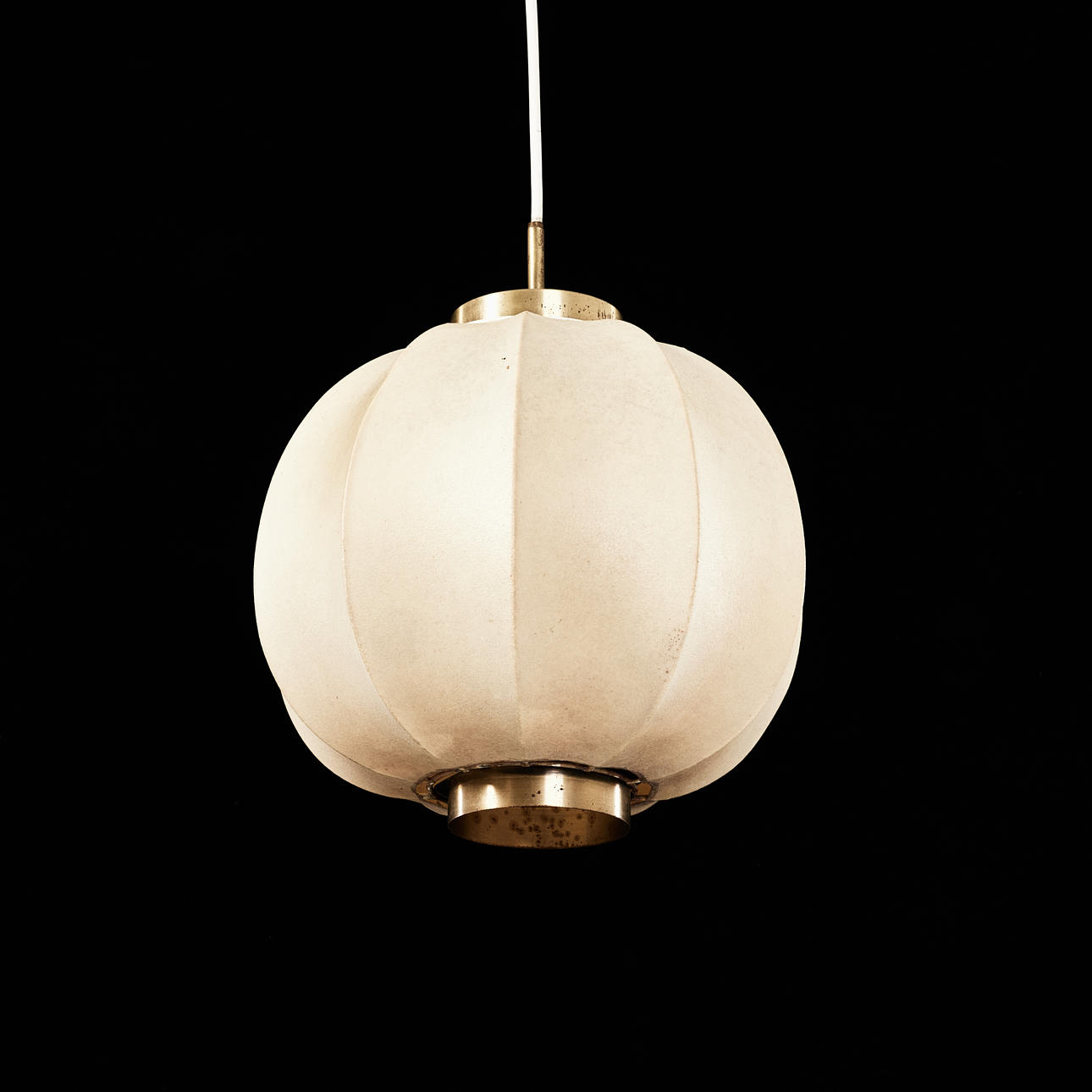 JOSEF FRANK. Taklampa, modell 2538, skärm i sprutplast, detaljer i mässing, Firma Svenskt Tenn, etikettmärkt.