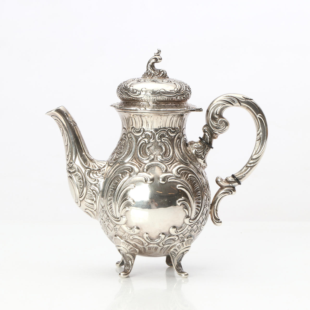 GEWE, KAFFEKANNA. Silver. Rokokostil, Malmö, 1951. Vikt ca 1020 gram.