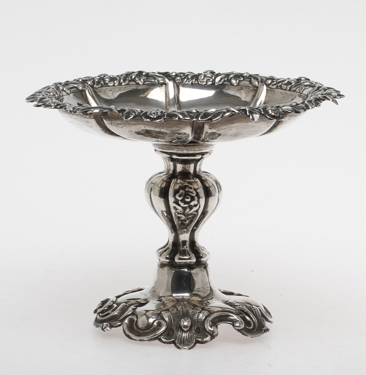 SKÅLFAT på fot, silver, nyrokoko, Carl Nyström Stockholm 1854-1855. Vikt 326 gram.