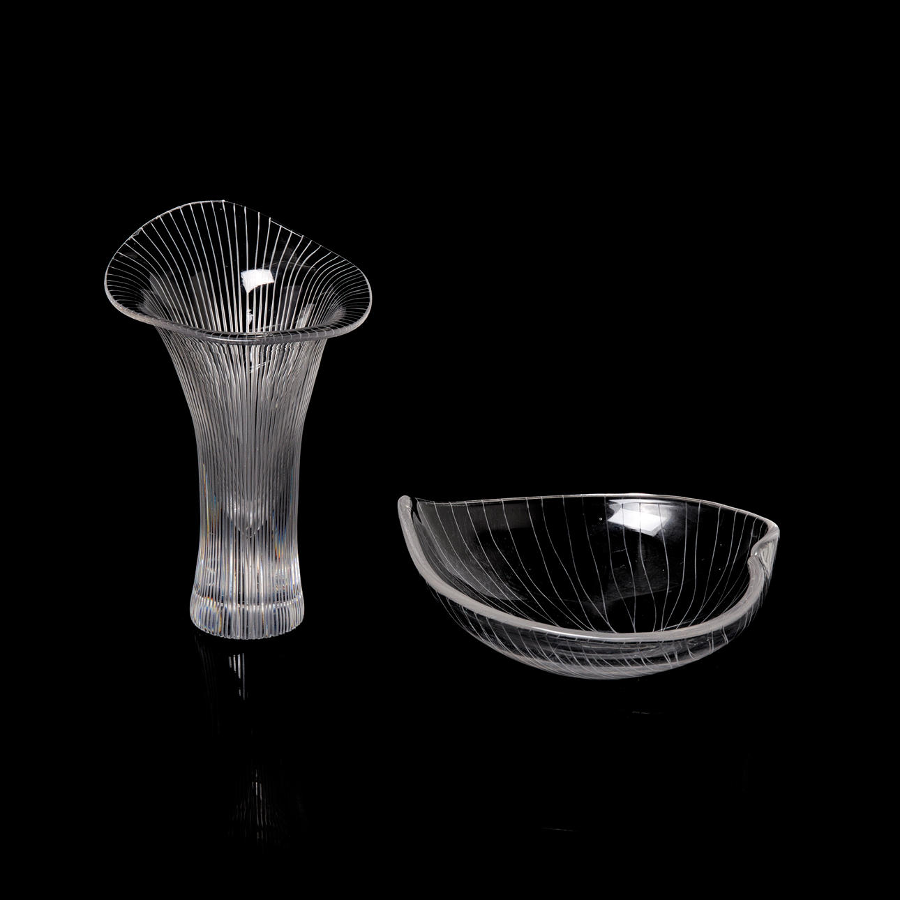 TAPIO WIRKKALA. Skål samt vas, "Kantarelli", lövformade med randig dekor, signerade Tapio Wirkkala, Iittala (2).