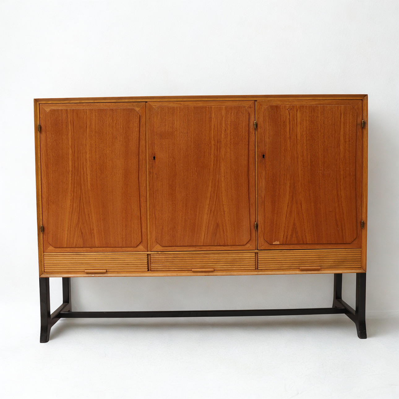 SIDEBOARD, 1950-1960-tal, teak och svartlackade detaljer, Tre dörrar, nertill med tre lådor med räfflad dekor.