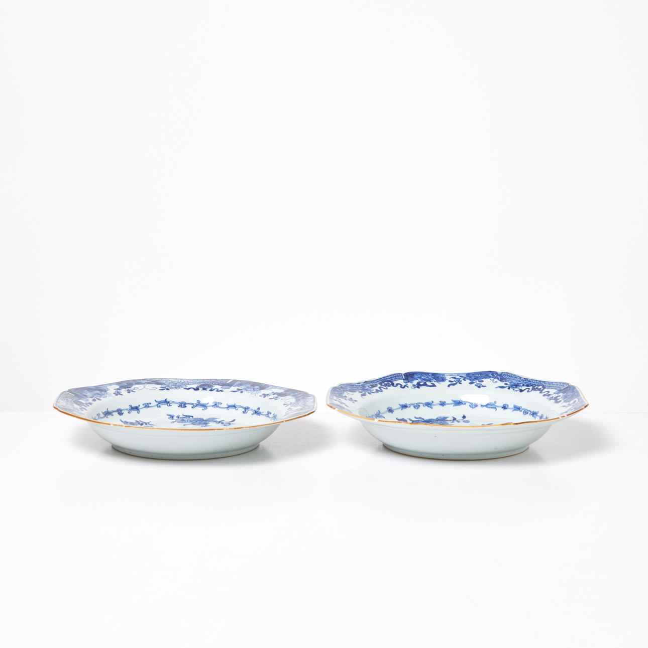 DJUPA TALLRIKAR, 2 st, 1700-tal, Kina, blåvit dekor.