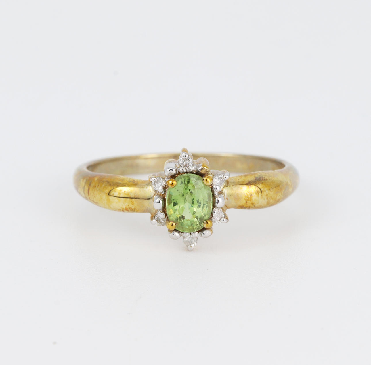9CT DEMANTOID GARNET AND DIAMOND RING.