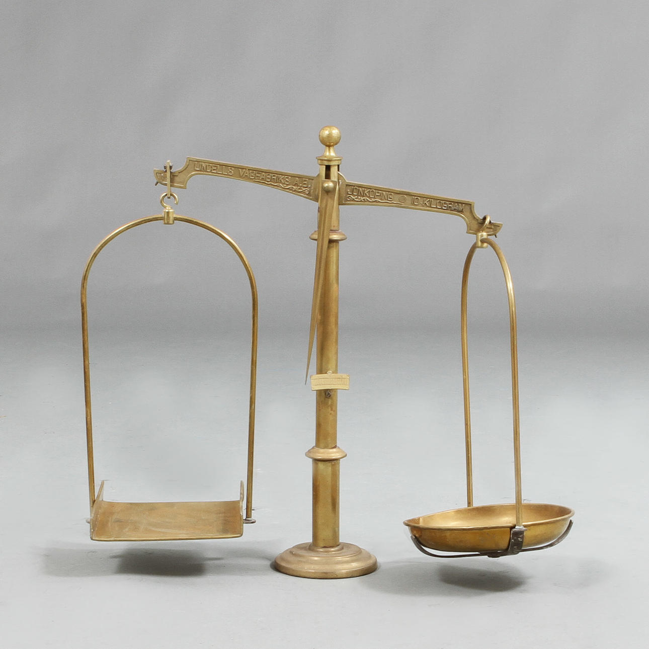 APOTEKSVÅG, mässing. Lindells vågfabrik AB, Jönköping, 1900-tal.