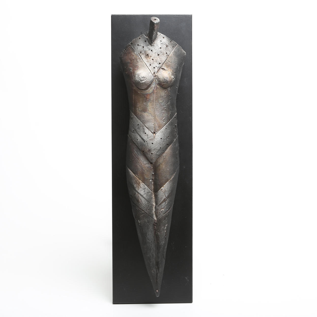 BERNT TÖRNER. VÄGGSKULPTUR, keramik på spånplatta, signerad, 2018.