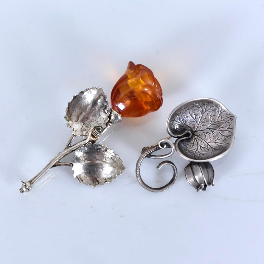 BROSCHER, 2 st, silver, 1900-tal.