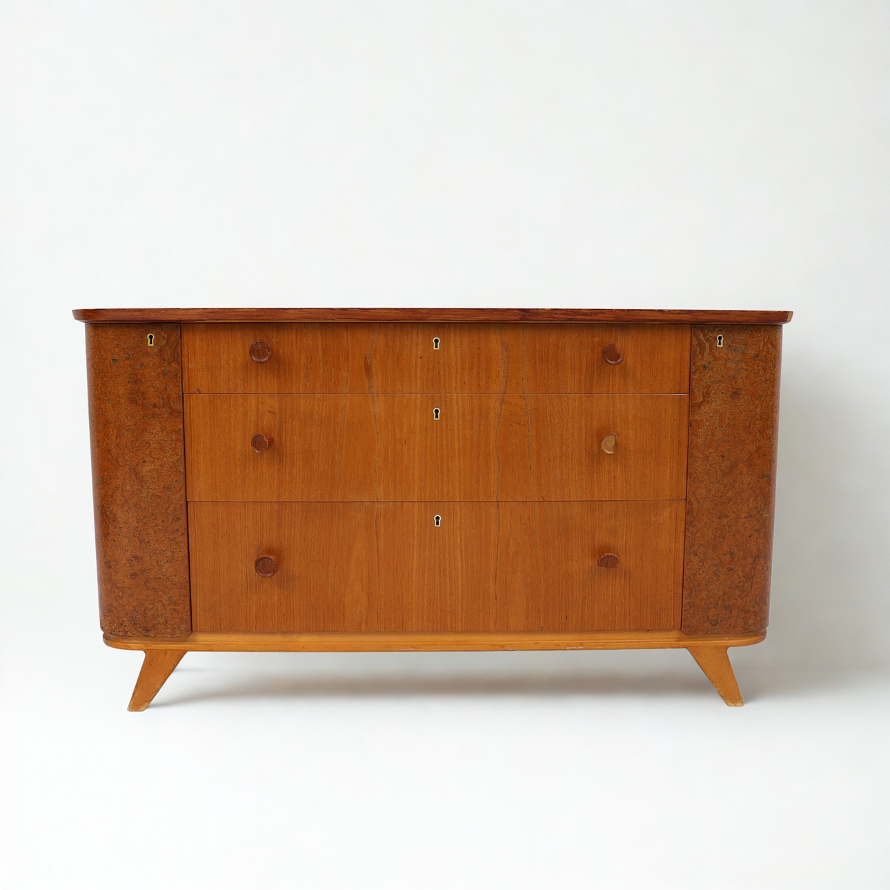 BYRÅ, 1940-tal, swedish modern, fanerad med teak och rot, 3 lådor samt svängda dörrar med bakomliggande lådor.