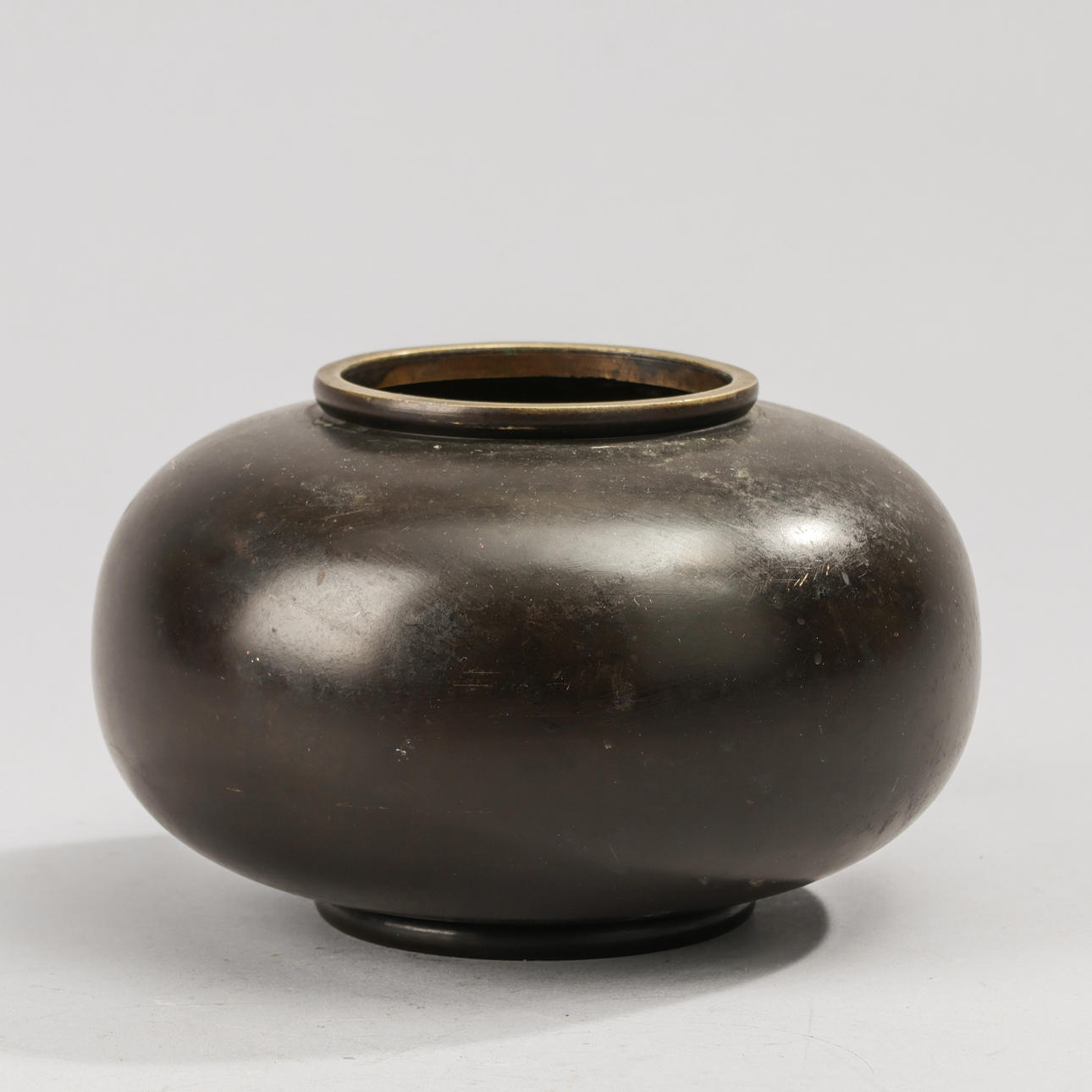 UBEKENDT FORMGIVER. Bronze urn. Unsigned, 20th century.