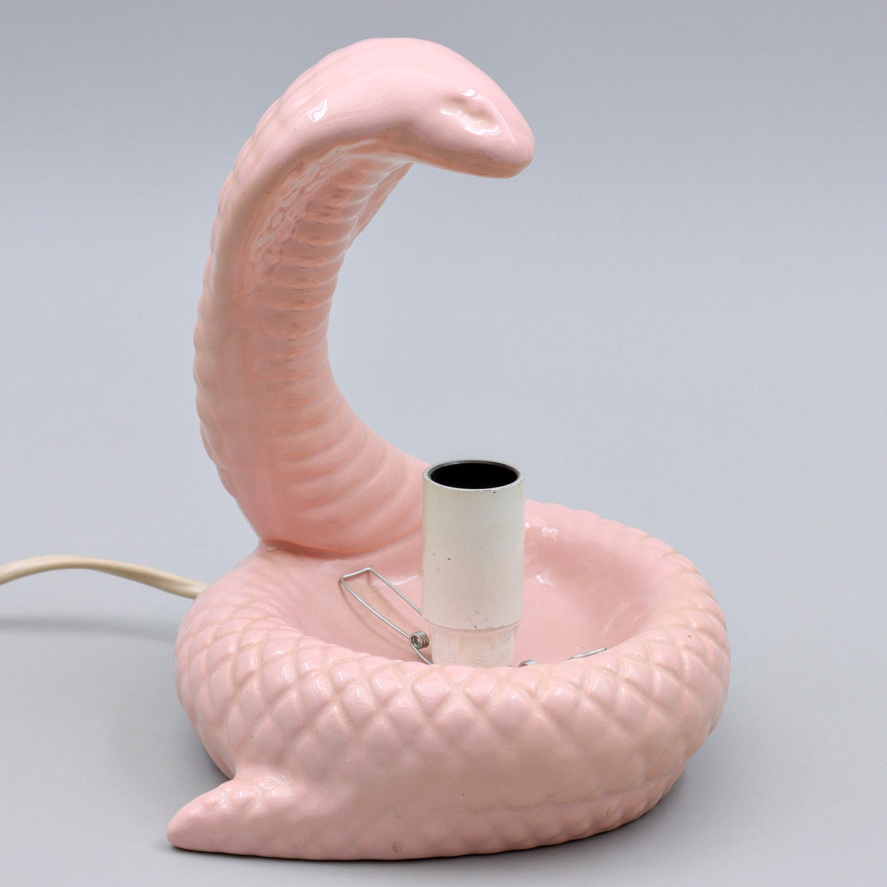 ÄLDRE PASTELLROSA KOBRALAMPA I PORALIN, 1970/1980-TAL.