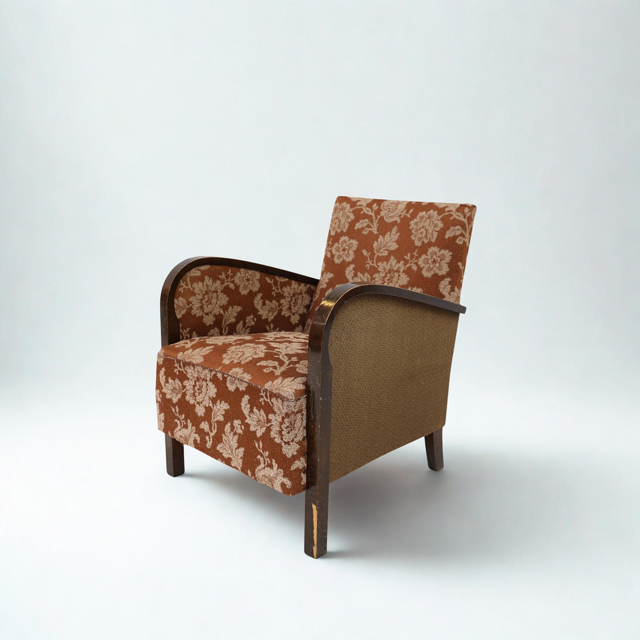 FÅTÖLJ 1930-1940-tal, bonad björk med textil klädsel.