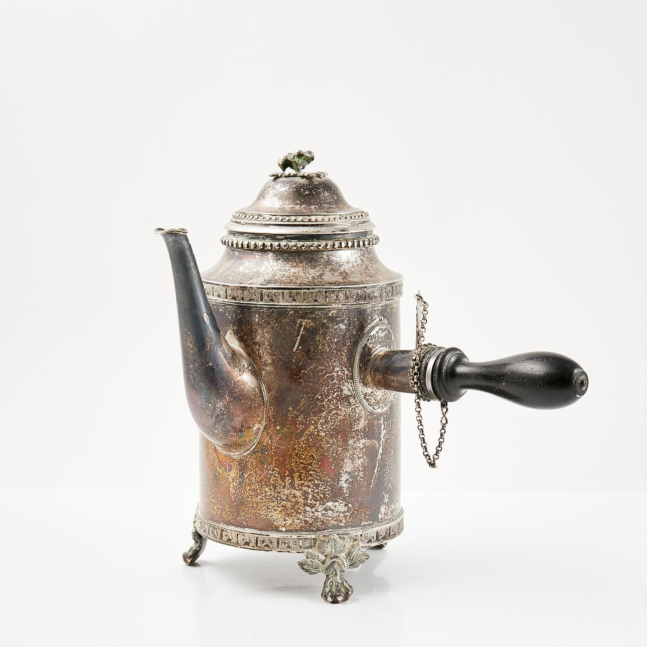 KAFFEKANNA. Silver, Samuel Pettersson (1859-1898), Linköping, 1895, rakt svarvat svärtat skaft i trä, tassfötter.