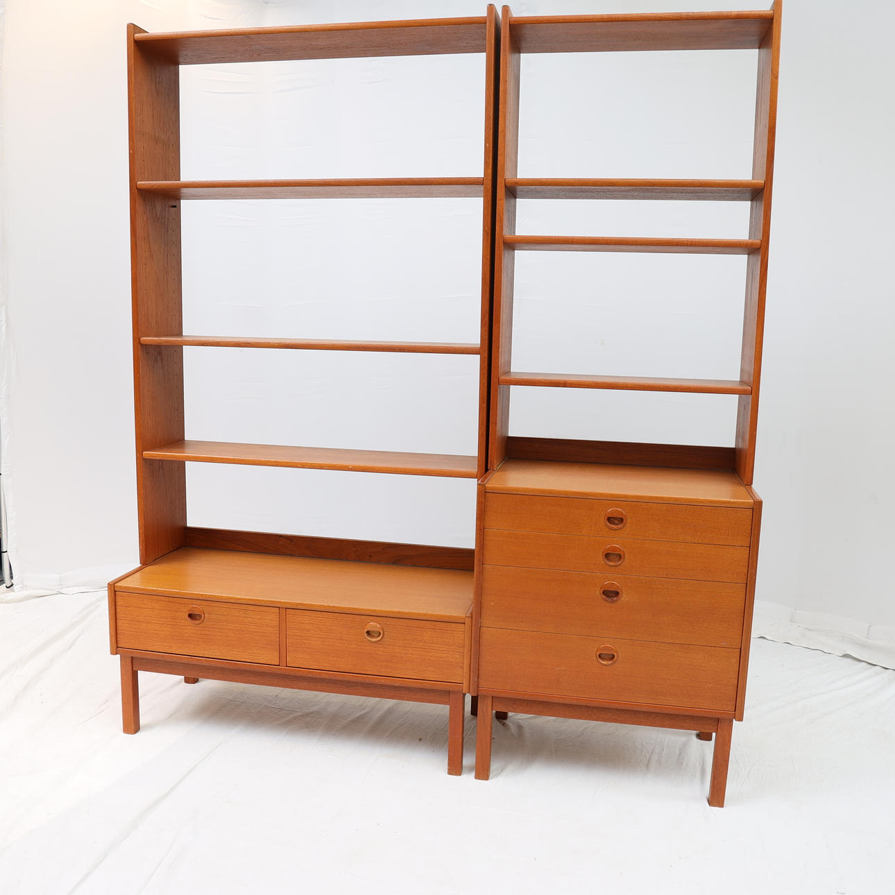 BOKHYLLA, 1950-1960-tal, teak 2 delad med löstagbara överdelar. Nertill med lådor upptill med öppna hyllor.