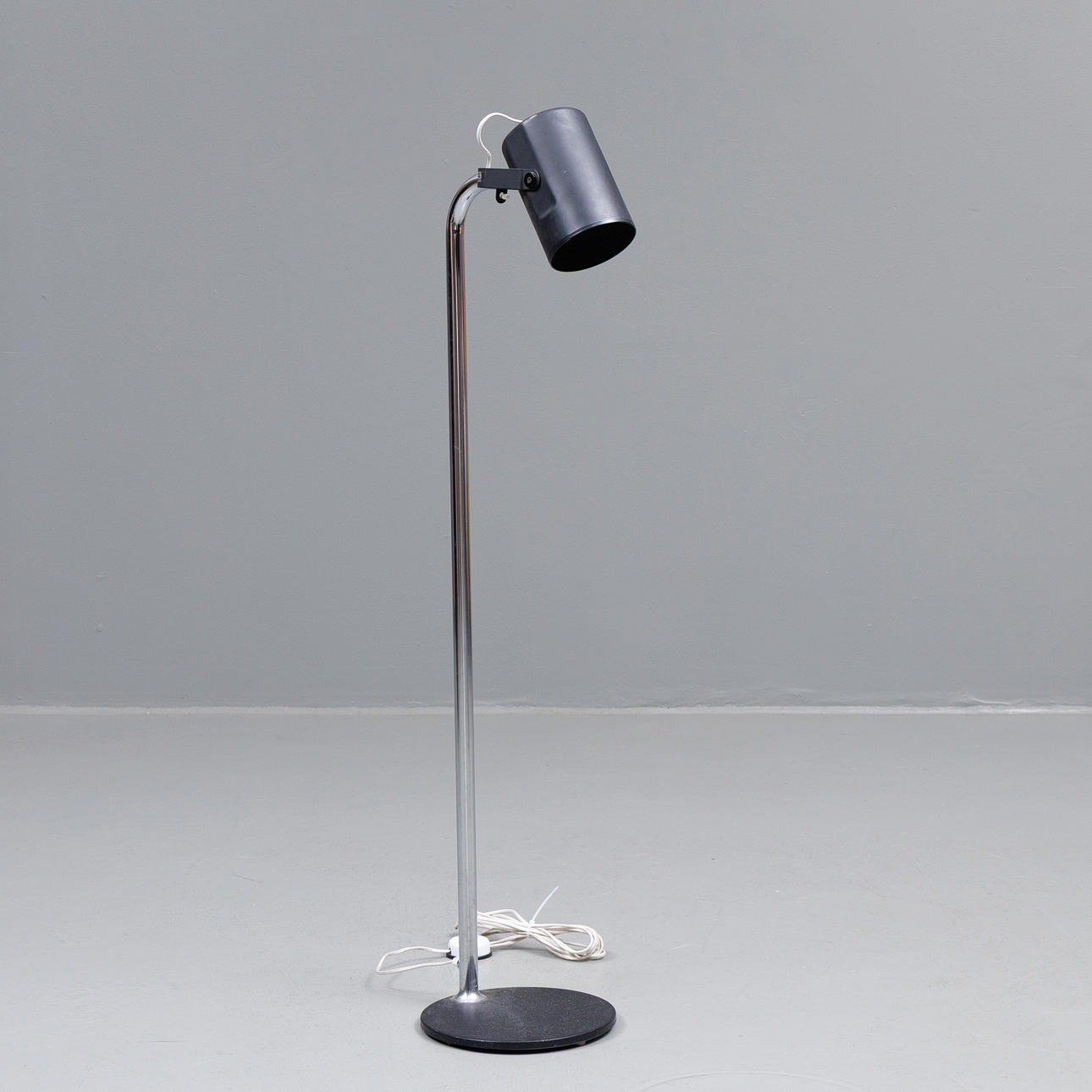 PER SUNDSTEDT. Golvlampa, metall, "Orion" modell 1485, Kosta Lampan, 1900-talets senare hälft.