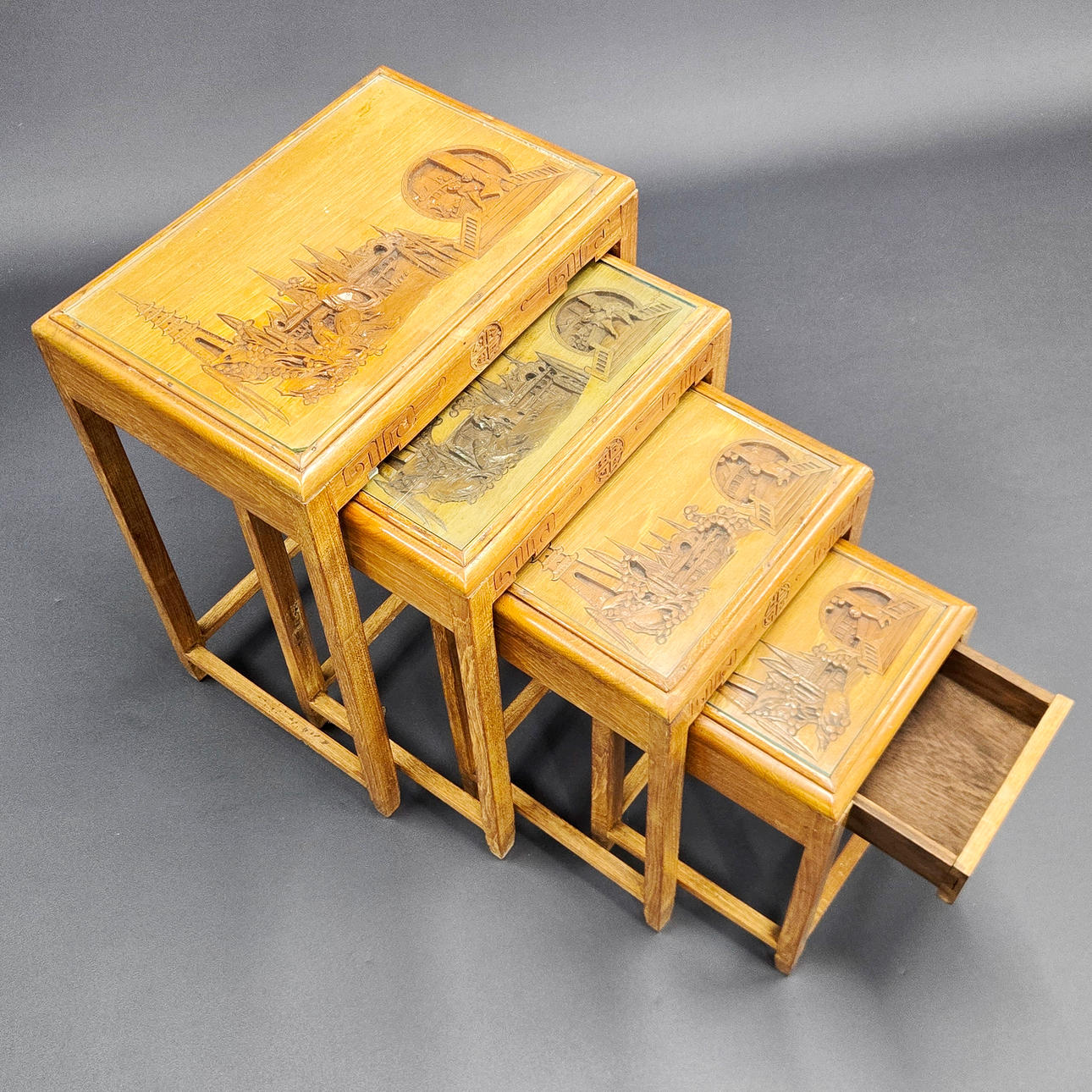 ORIENTAL TEAK NEST OF TABLES. Asiatica - Other - Auctionet
