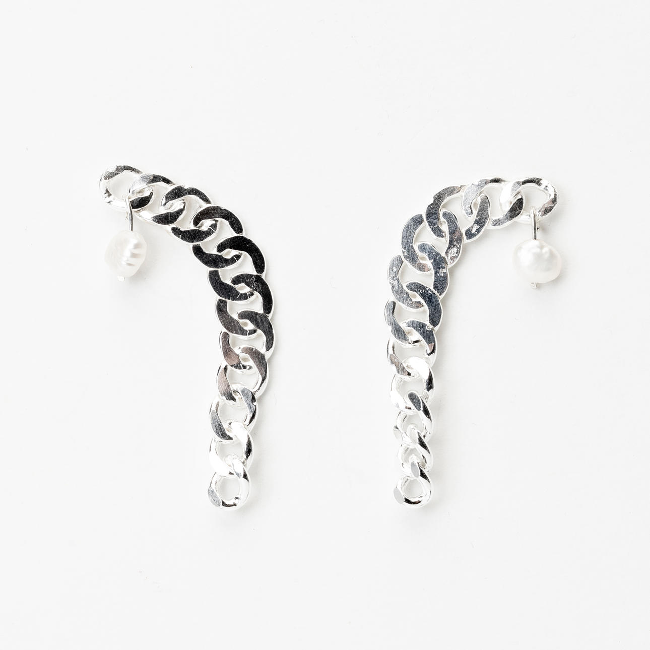 HELEN CARLSON. 1 pair of earrings, silver, pearls, 2026.
