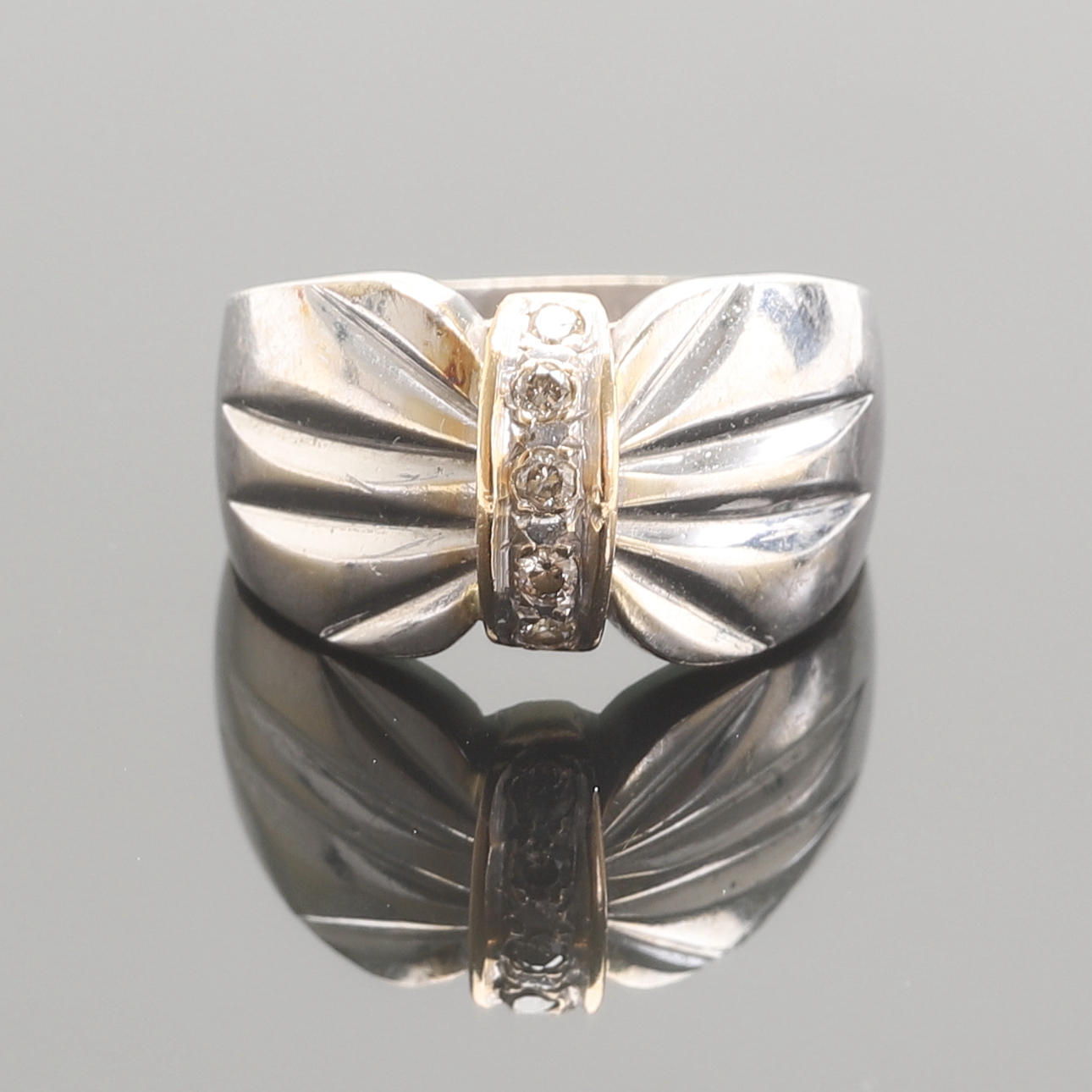 RING, 18 k vitguld med diamanter.