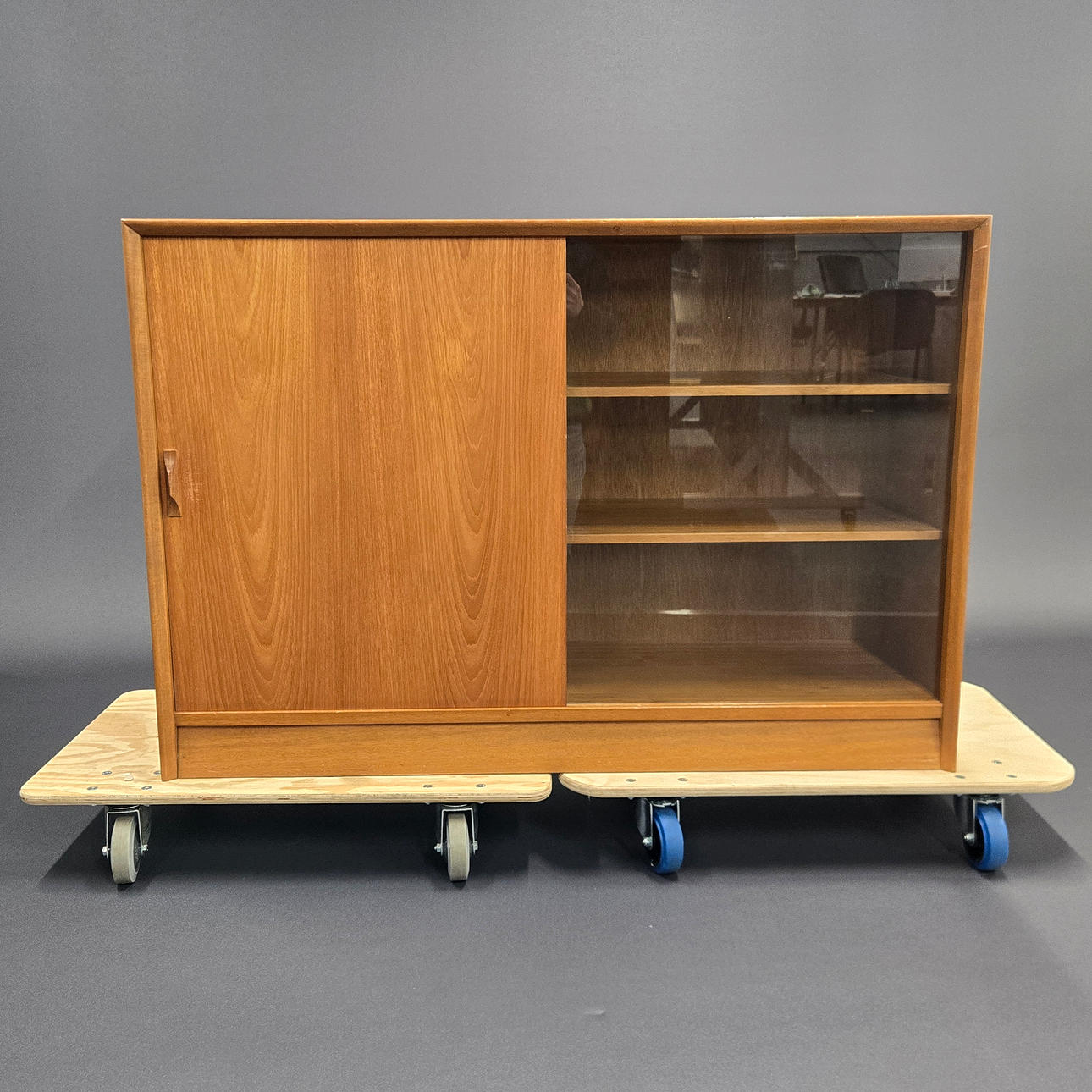 HERBERT E. GIBBS SKÅP I TEAK.